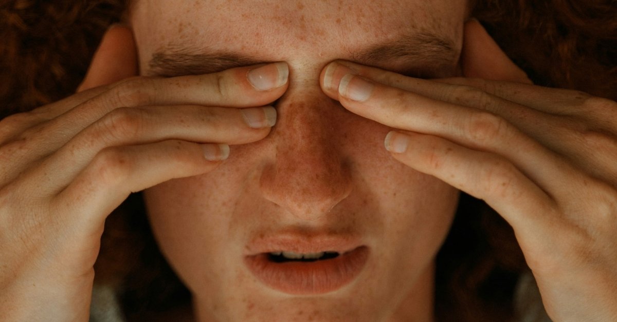 Entspannende Akupunktur Behandlung gegen Stress und Ängste in Bern mit Nadeln an Kopf und Körper