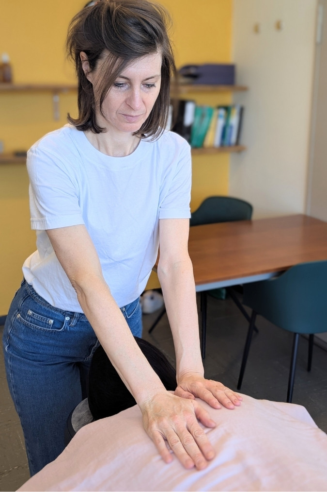 Akupunkteurin bei Tuina Therapie in ruhiger Praxis in Bern
